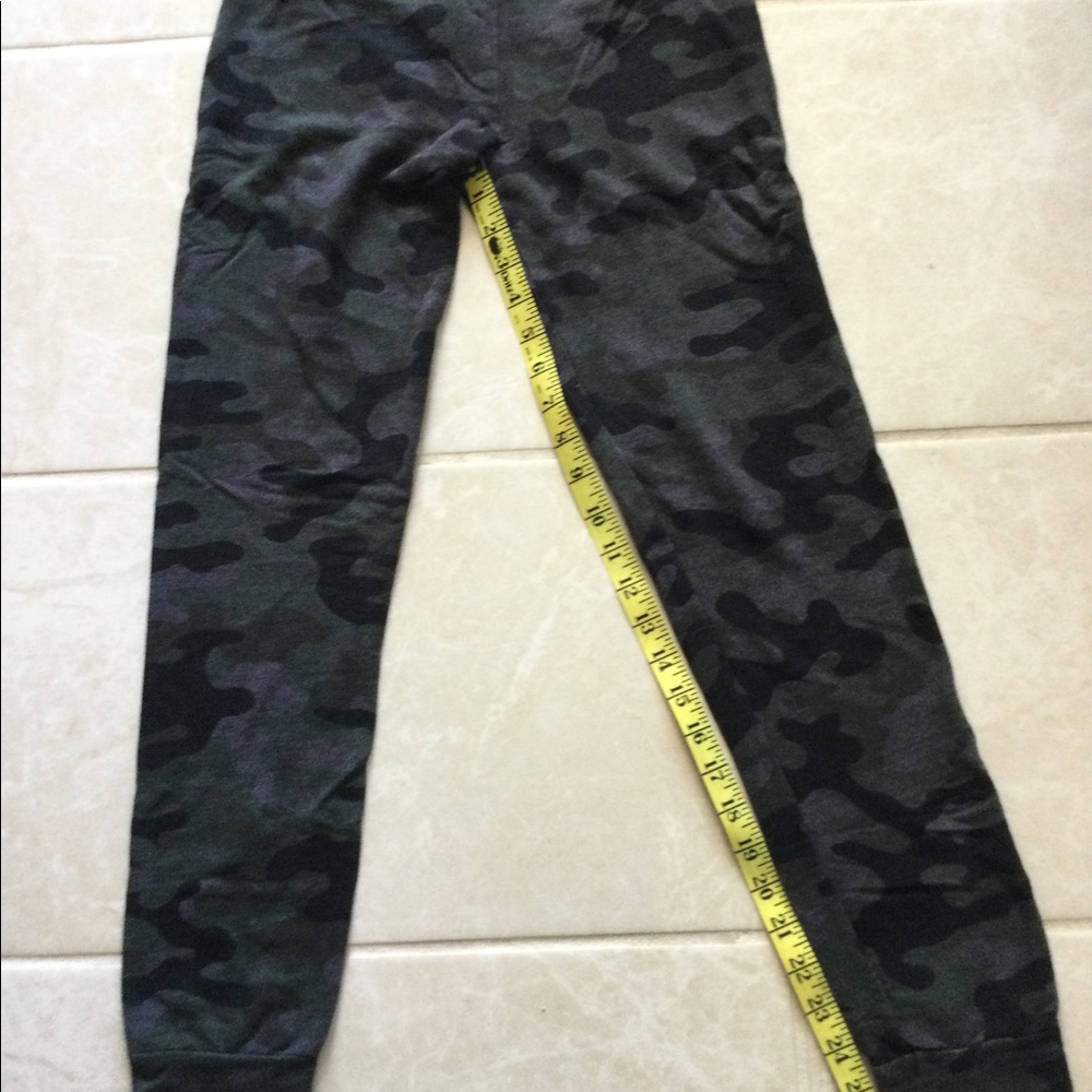 Sundry Camo color leggings. Size 1